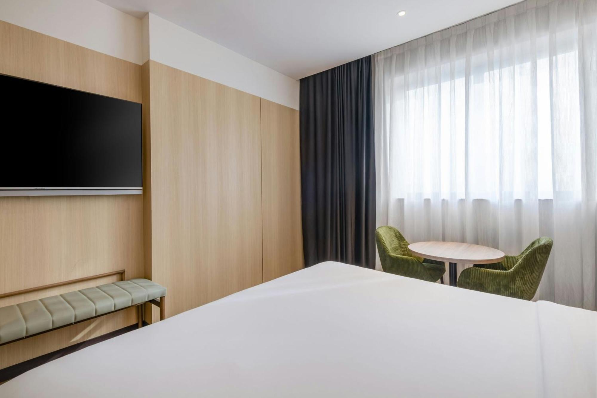 Habitación con cama extragrande.