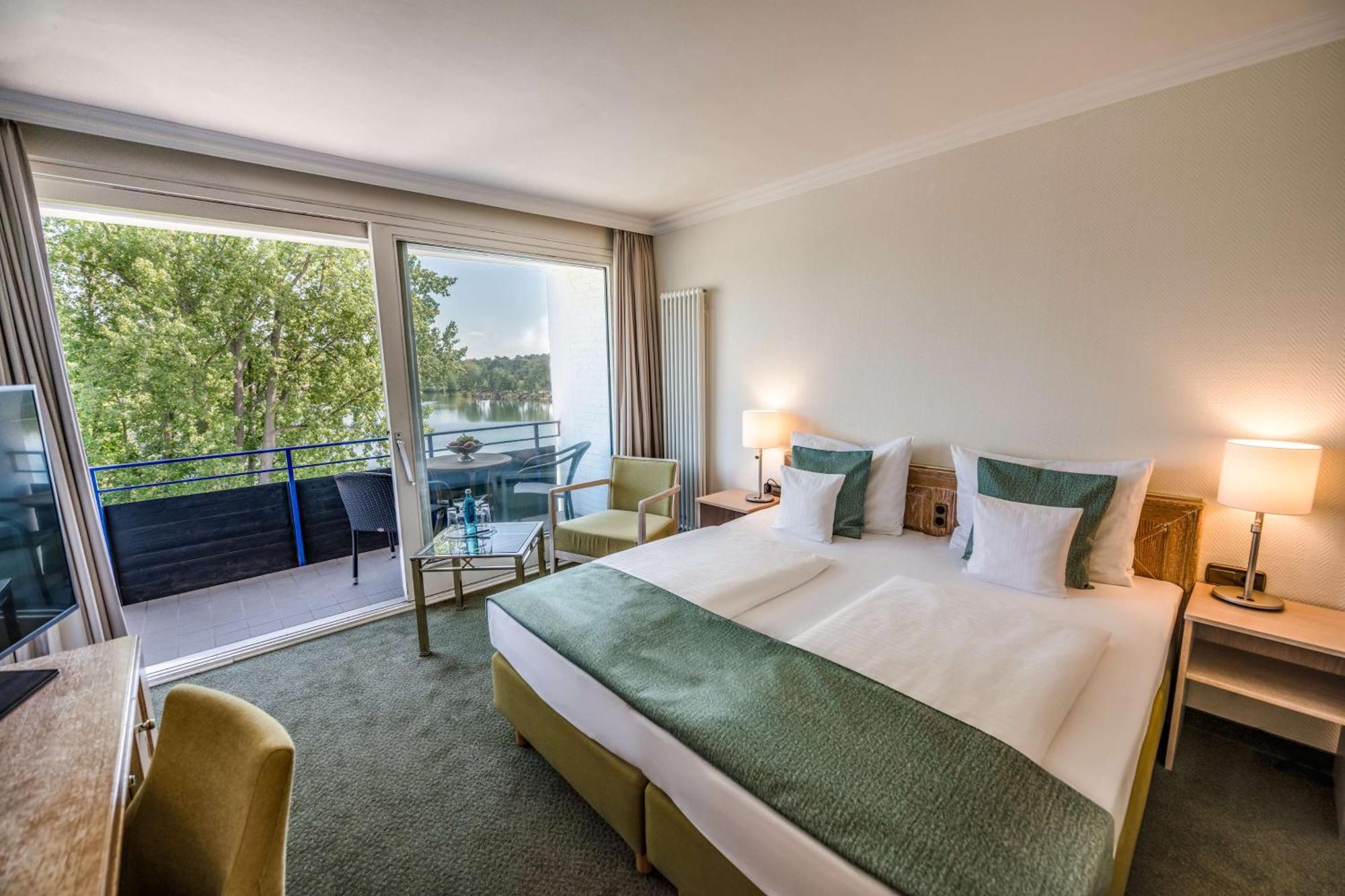 Zweibettzimmer mit Balkon und Seeblick