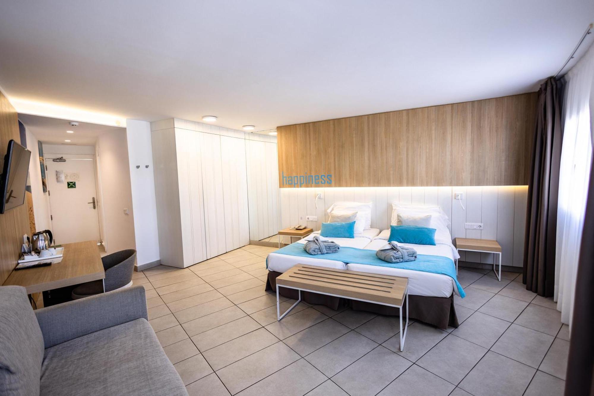 Habitación Superior con balcón y vistas parciales al mar
