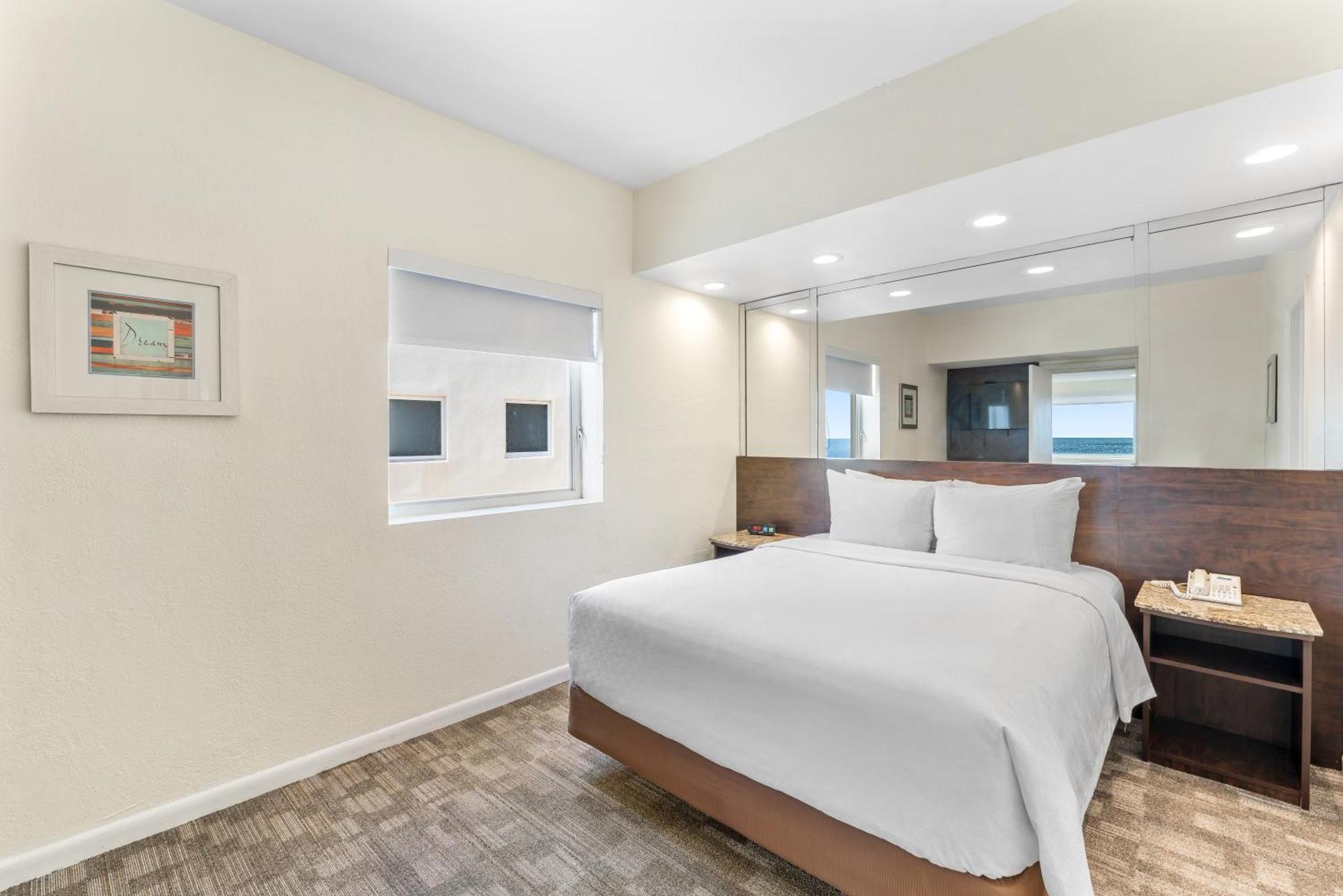 Suite met Queensize Bed en Uitzicht op Zee