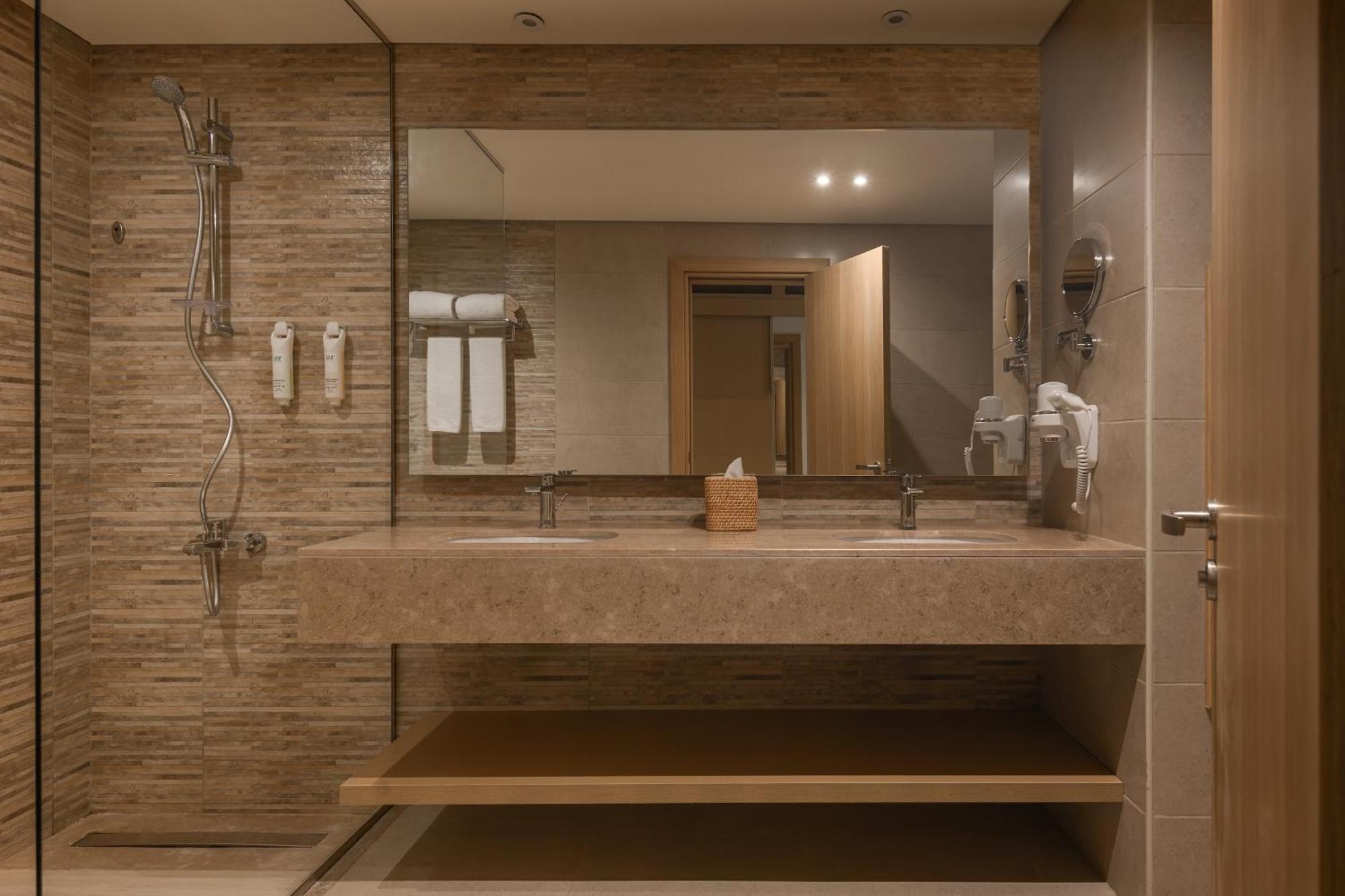 Deluxe Family Queen or Twin Bed Garden View,1692198337:JPEG