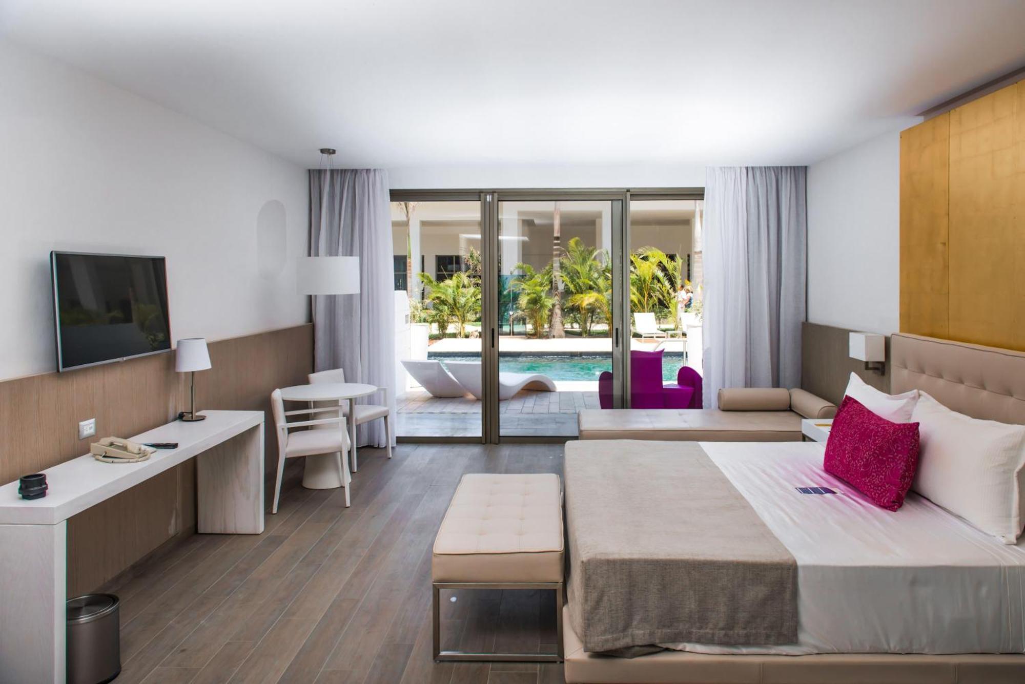 Deluxe Suite Platinum Pool Access