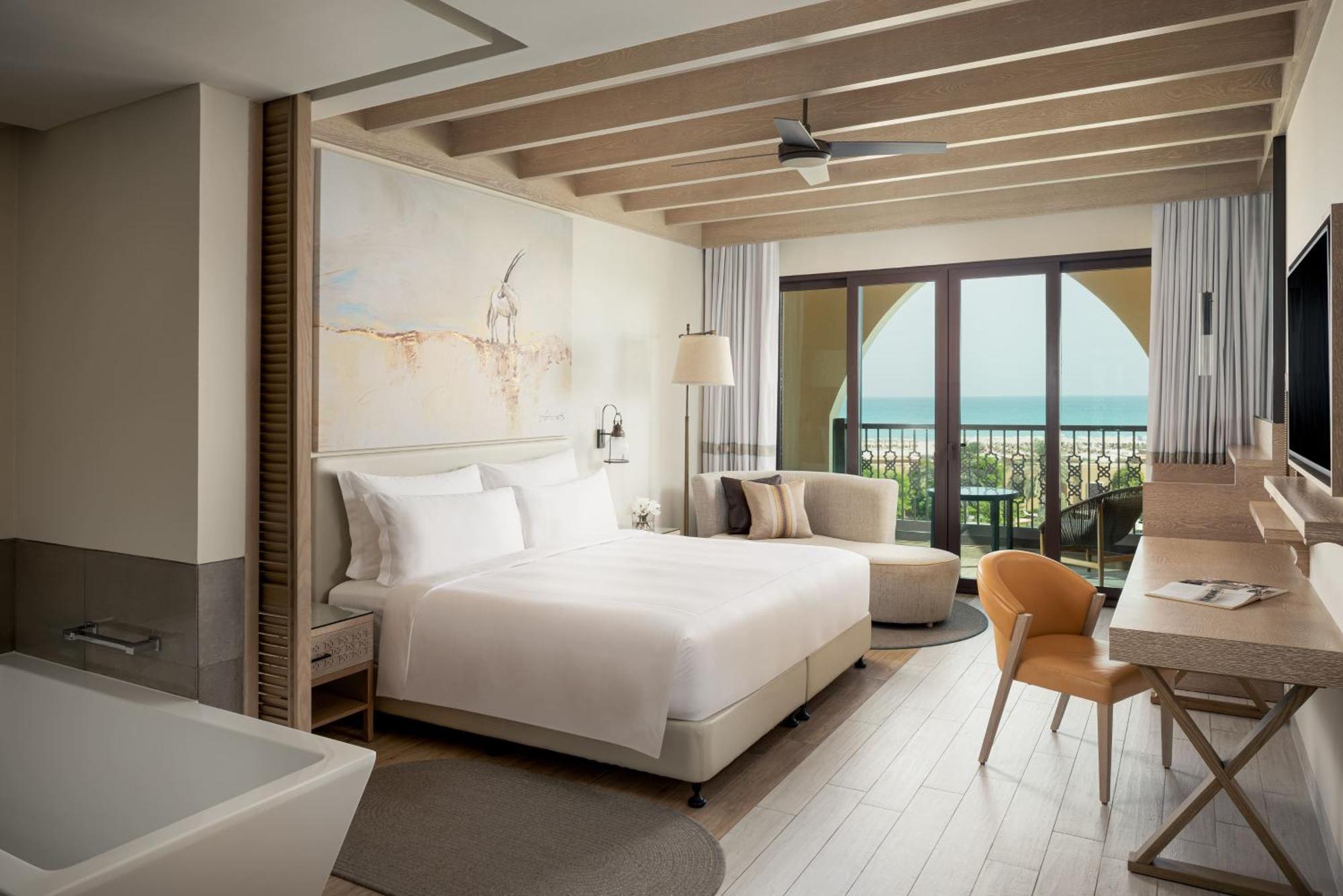 Zimmer mit Kingsize-Bett, Meerblick, Balkon und Zugang zur Lounge