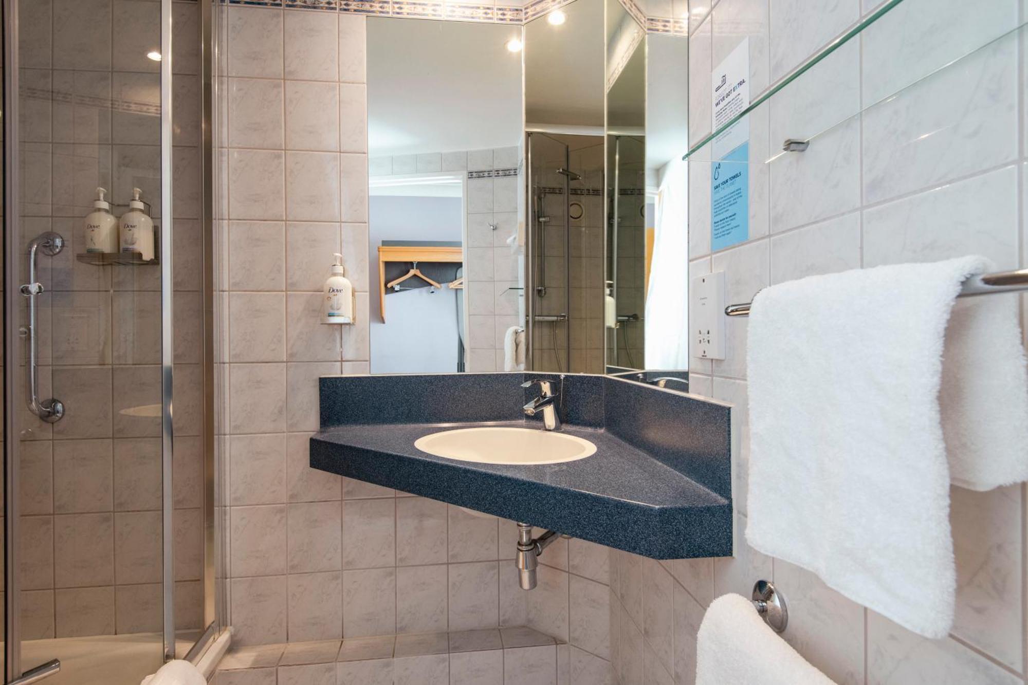 Standard Twin Room with Free Hot Breakfast,1704831301:JPEG