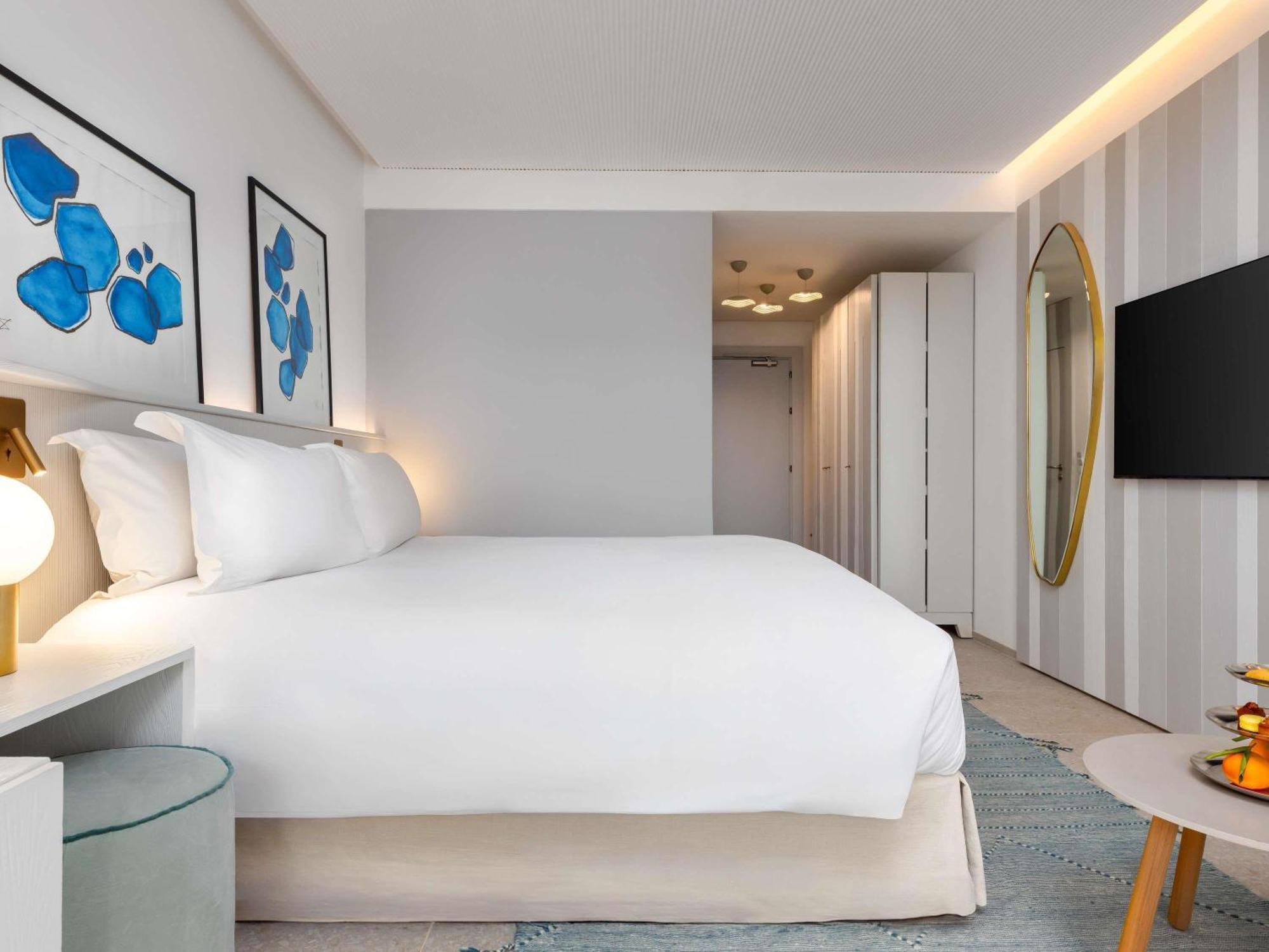 Camera Luxury con Letto Queen-Size e Vista Giardino