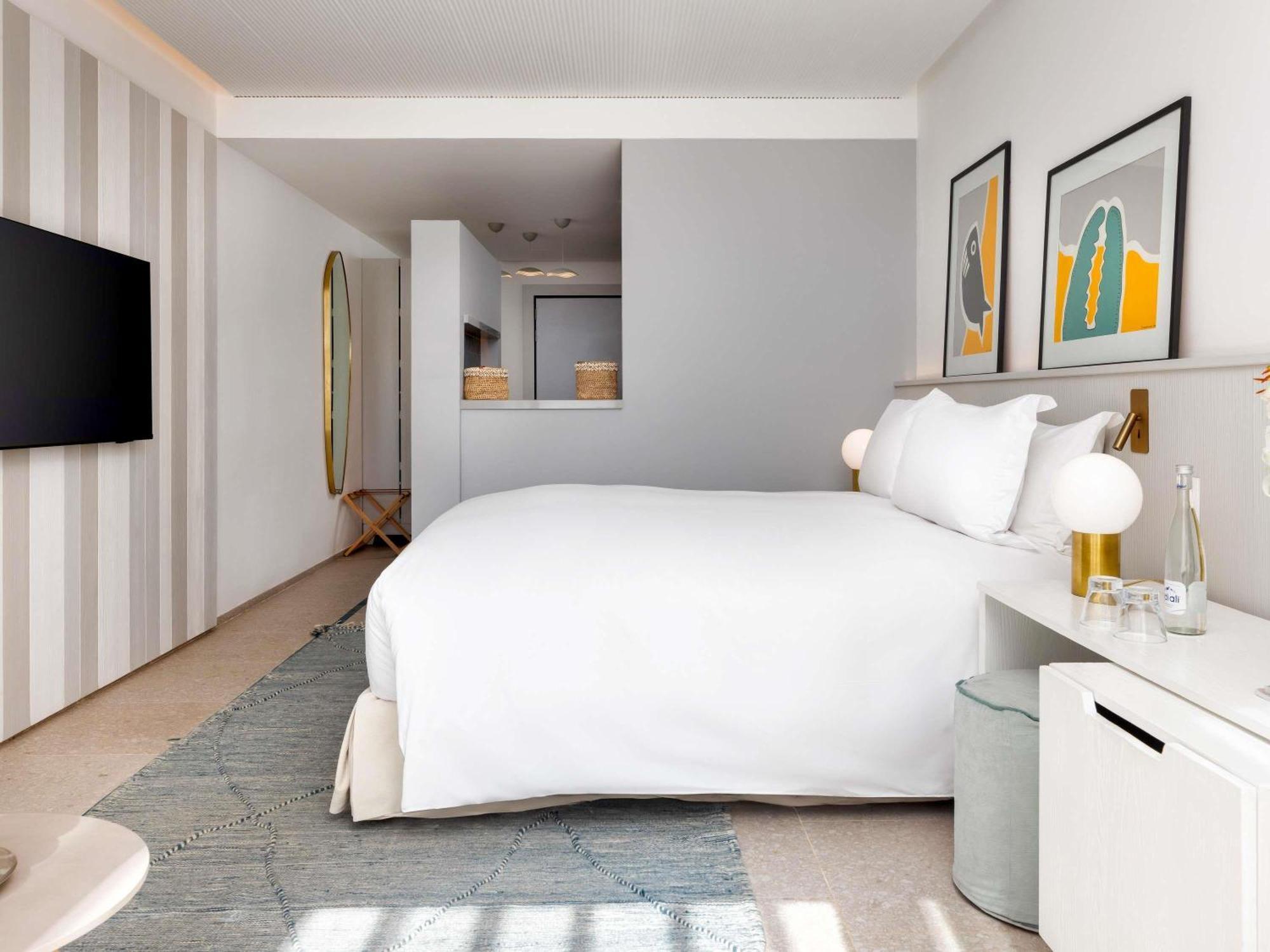 Luxury Queen Room with Garden View,1704940754:JPEG
