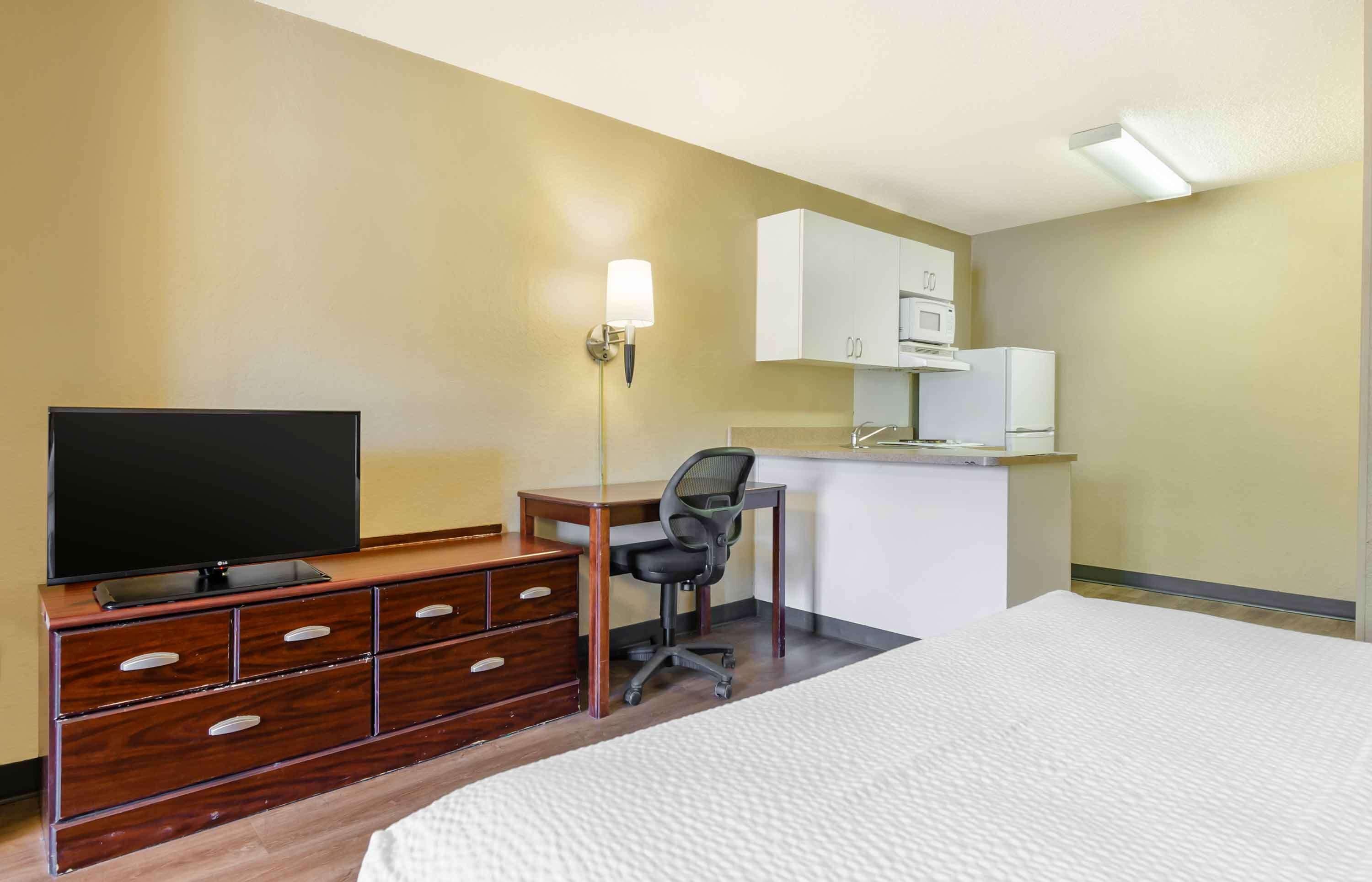 Studio Two Queen Beds Non-Smoking