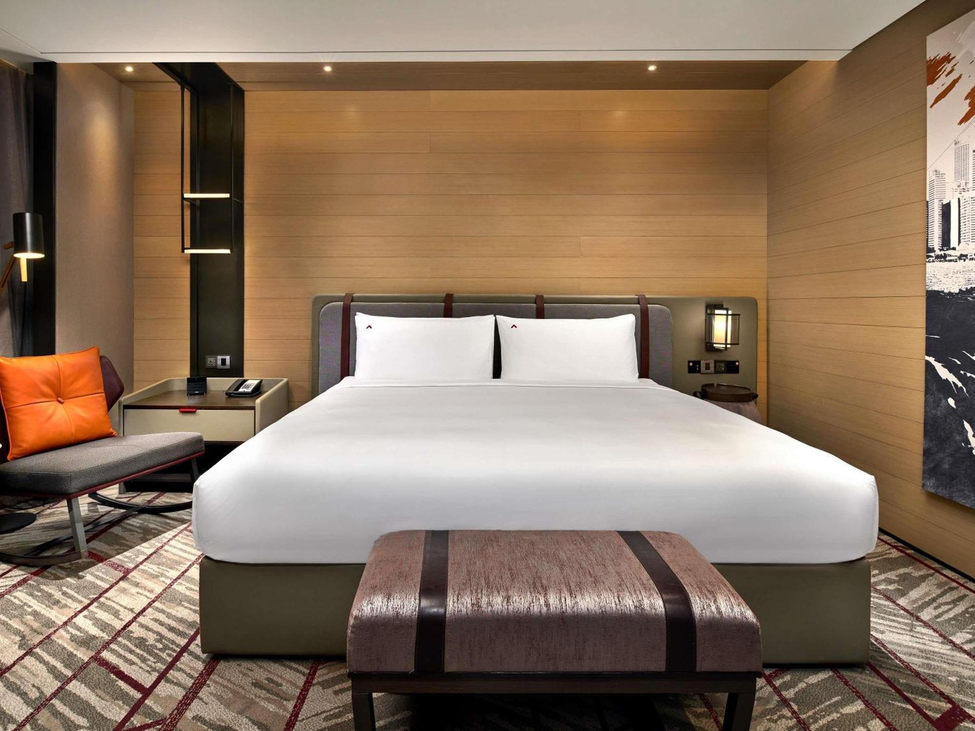 Premier Zimmer mit 1 Kingsize-Bett Plus, Balkon und Stadtblick