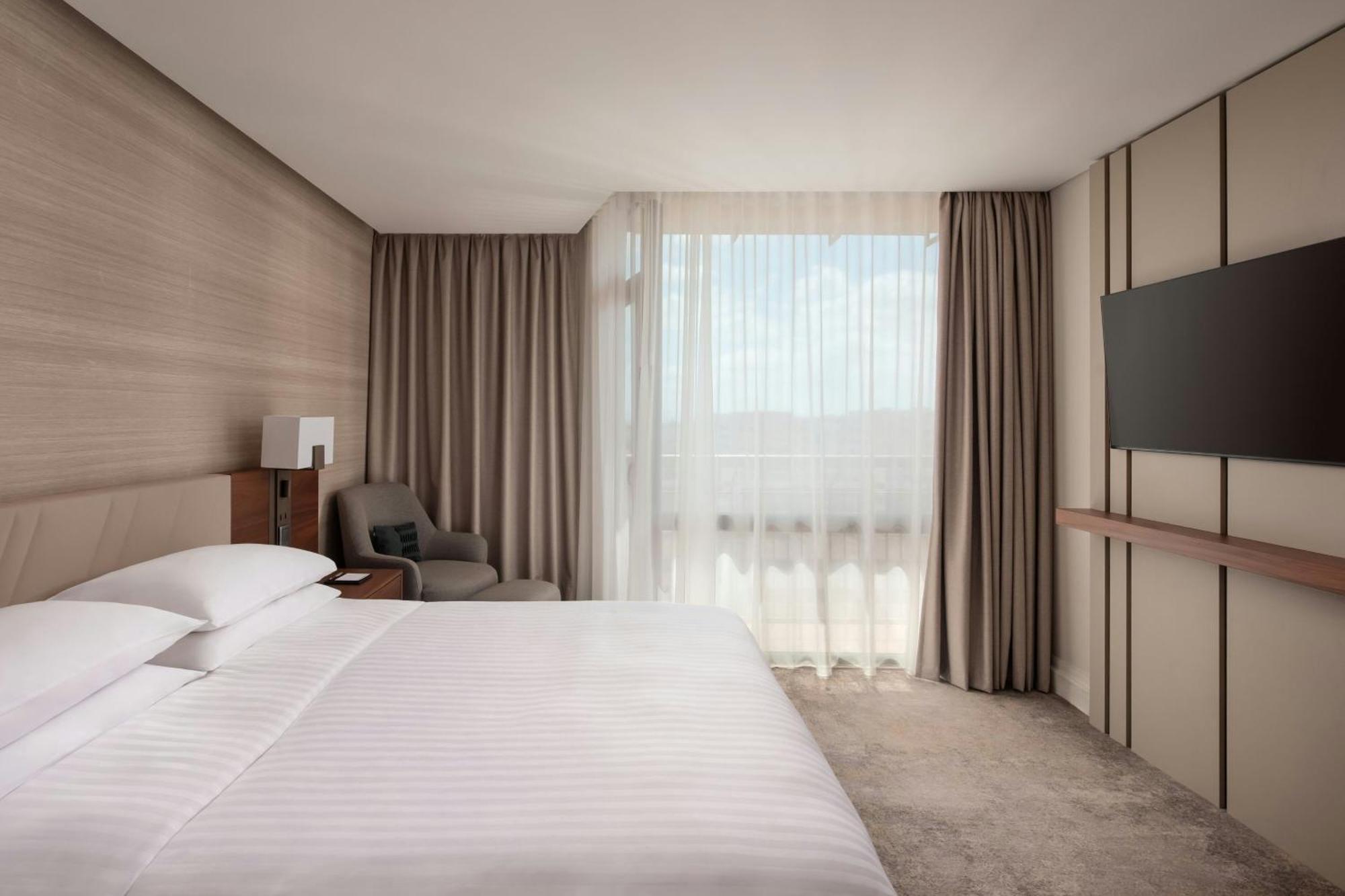 Executive Suite, Club lounge access, 1 Bedroom Executive Suite, 1 King, Balcony,1730002651:JPEG