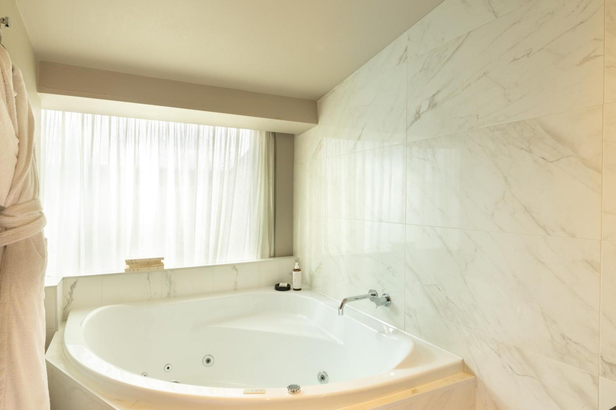 Chambre Double Deluxe avec Baignoire Spa et Terrasse