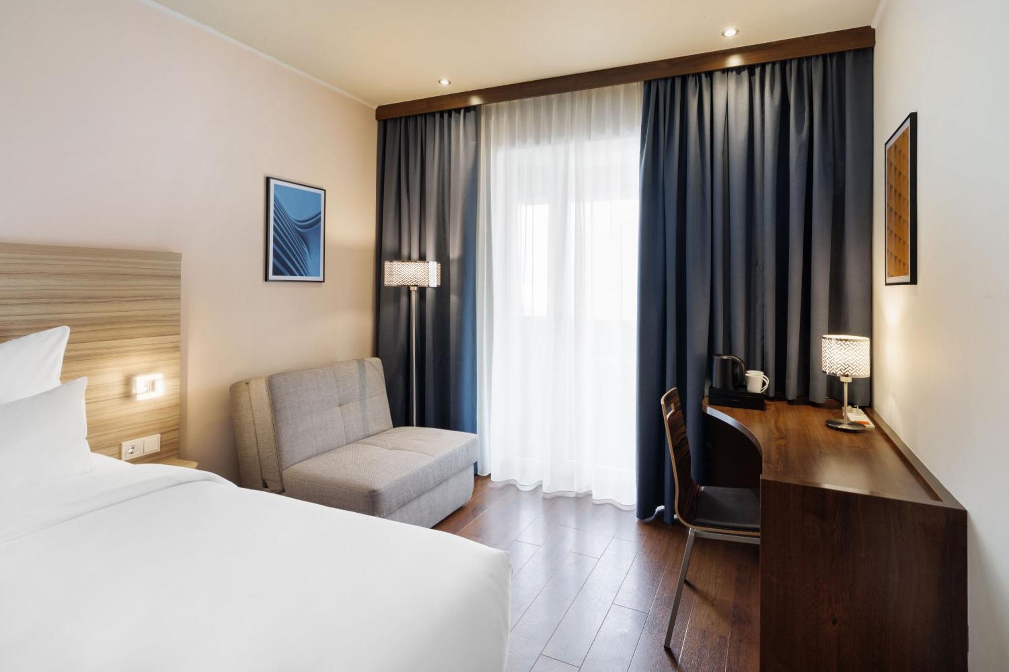 Standard Zimmer mit Kingsize-Bett und Balkon