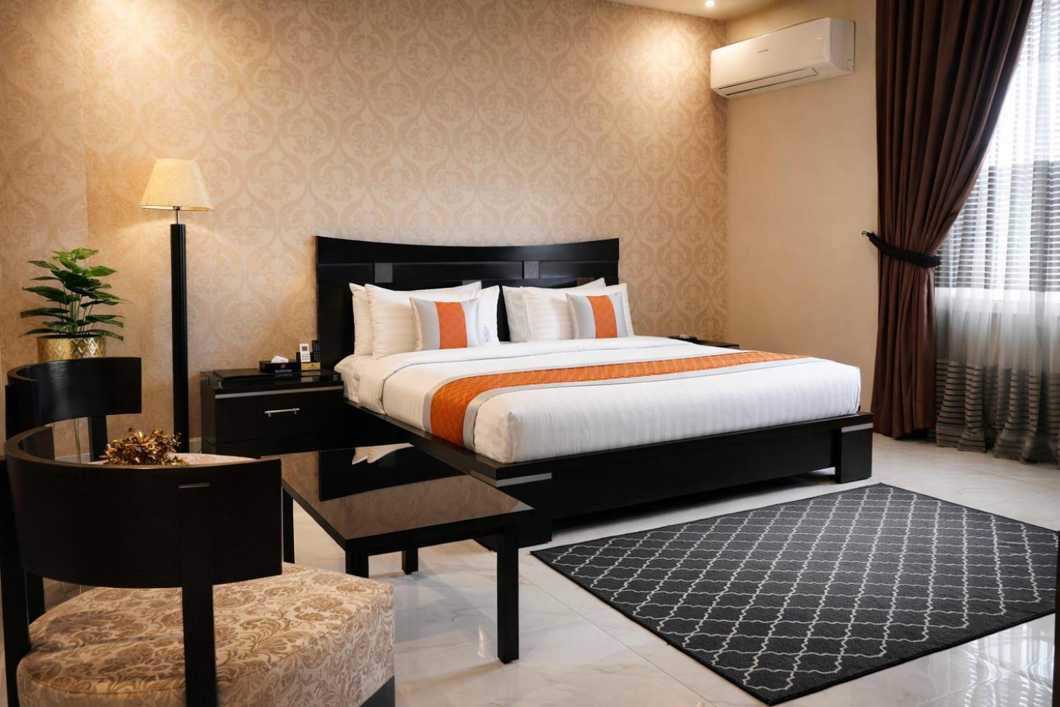 Deluxe King Room with Shower - Non-Smoking