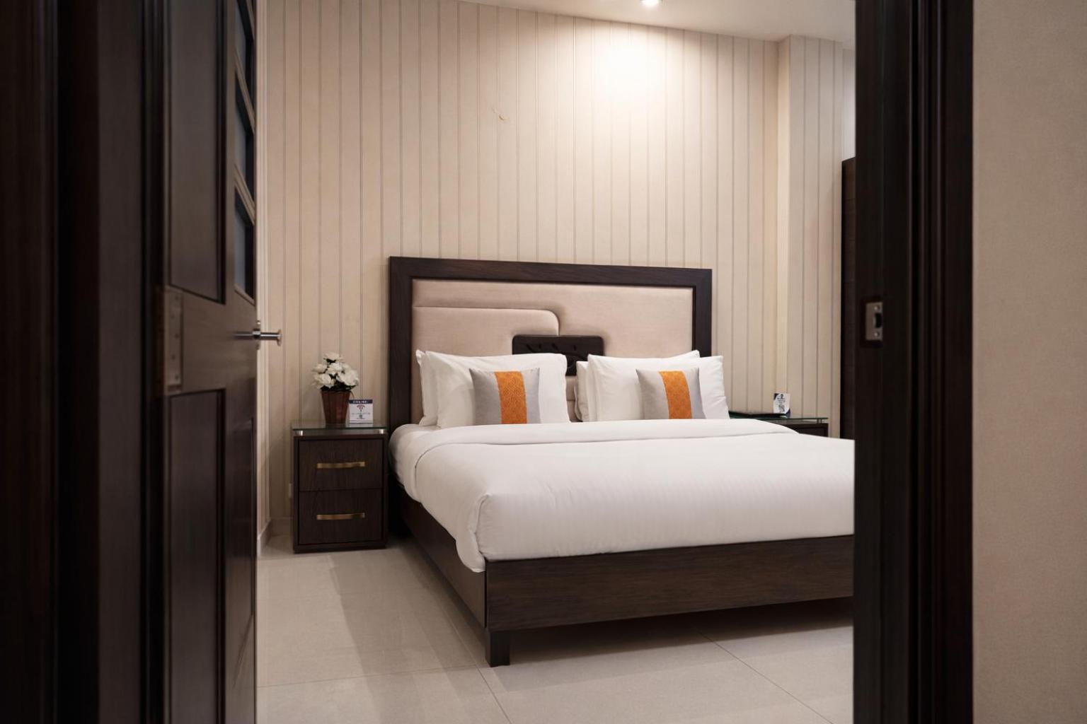 Larger Two-Bedroom Apartment with One King and Two Single Beds with Balcony - Smoking