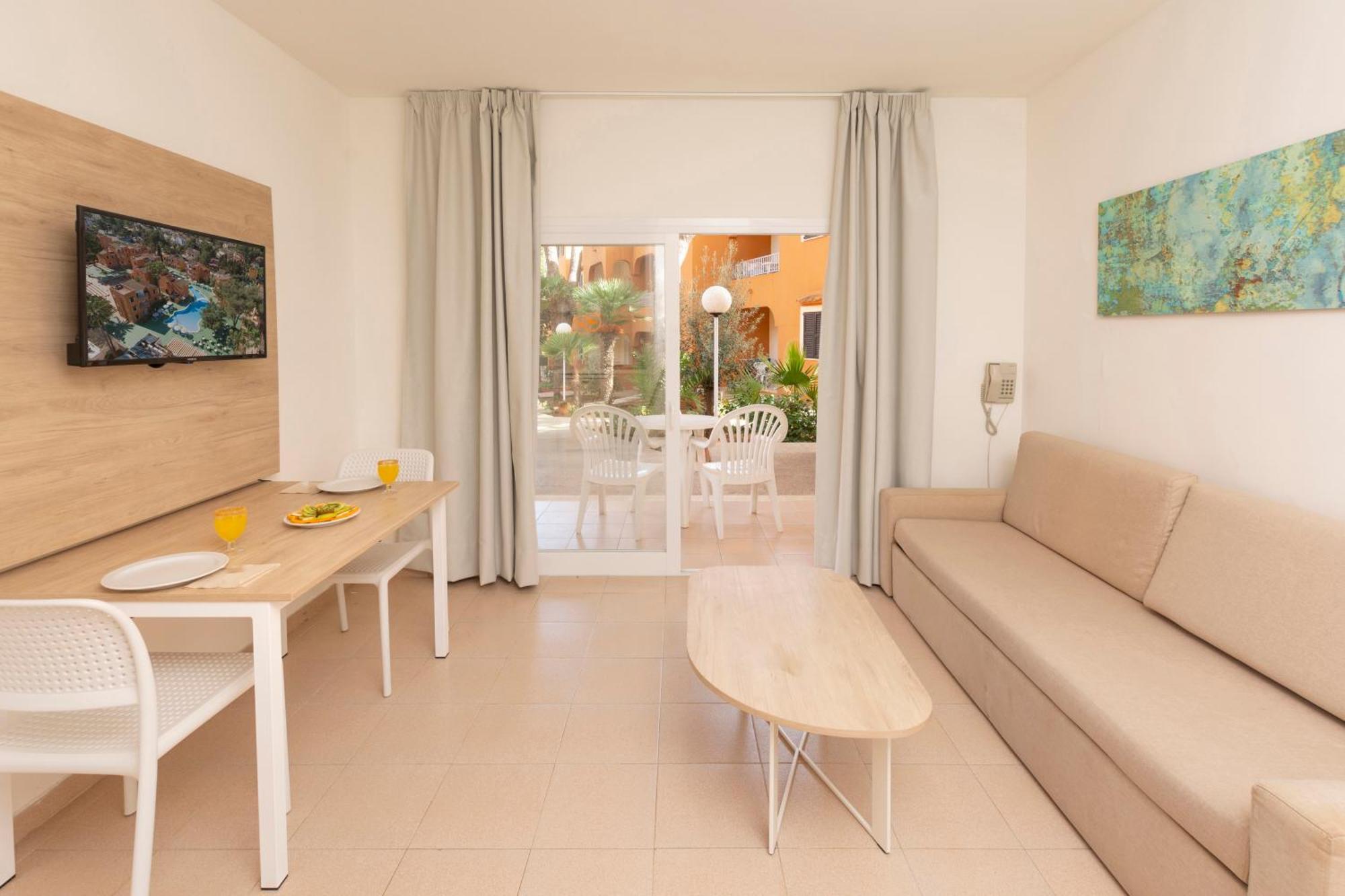 One-Bedroom Apartment with Pool View,1747079314:JPEG