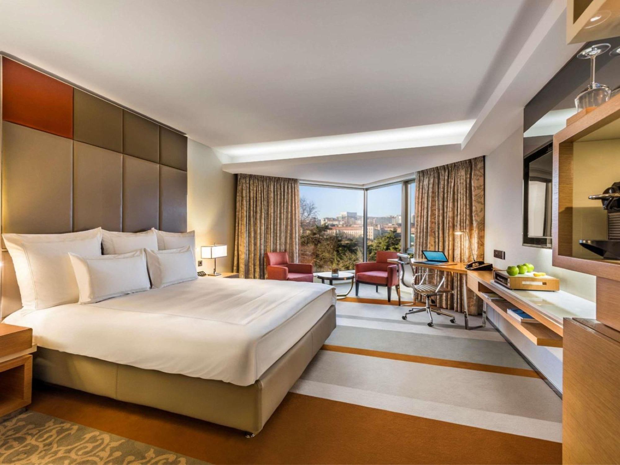Swiss Advantage Zimmer mit Kingsize-Bett und Blick auf den Bosporus