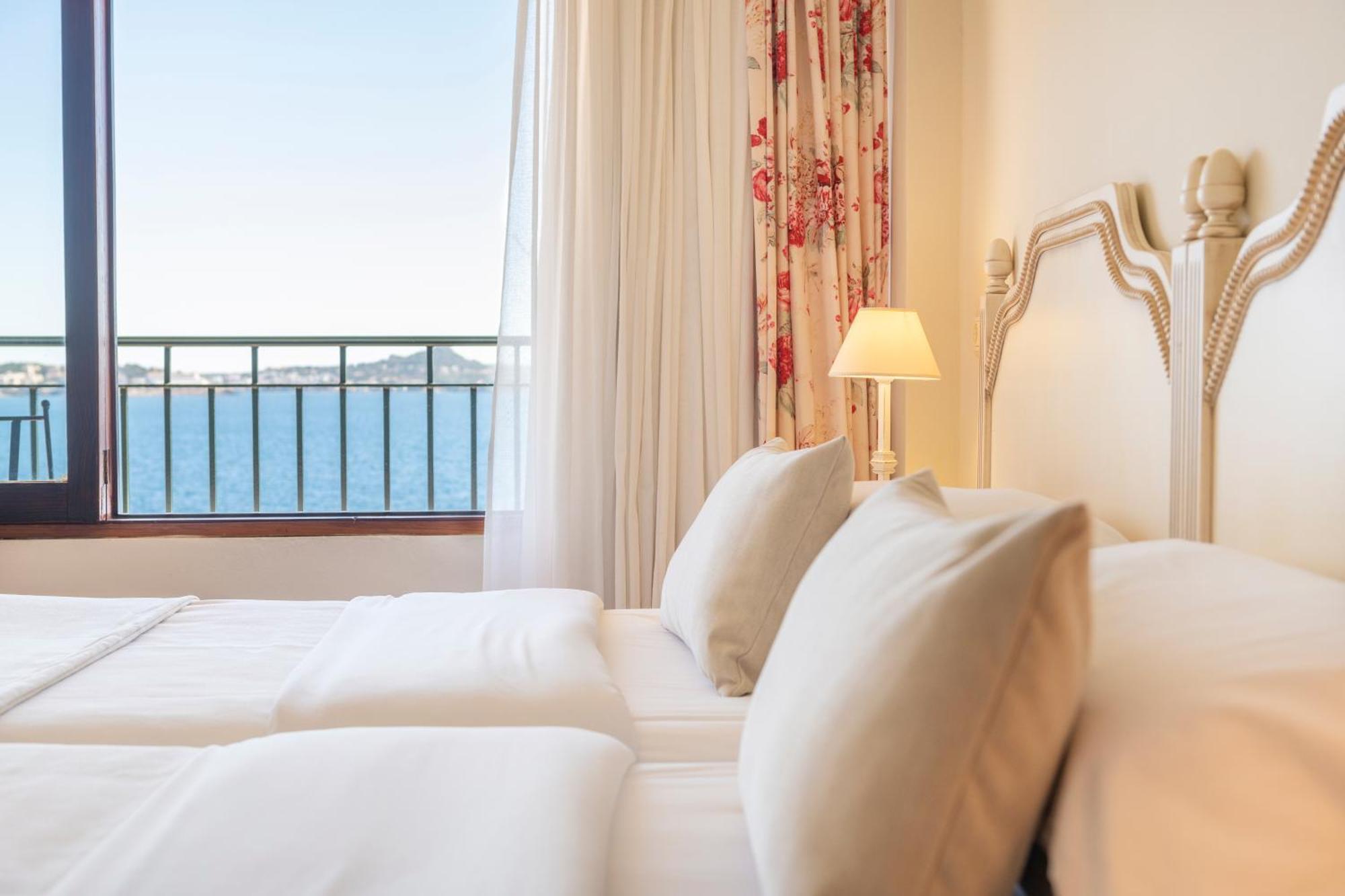 Superior Double or Twin Room Seafront View Balcony