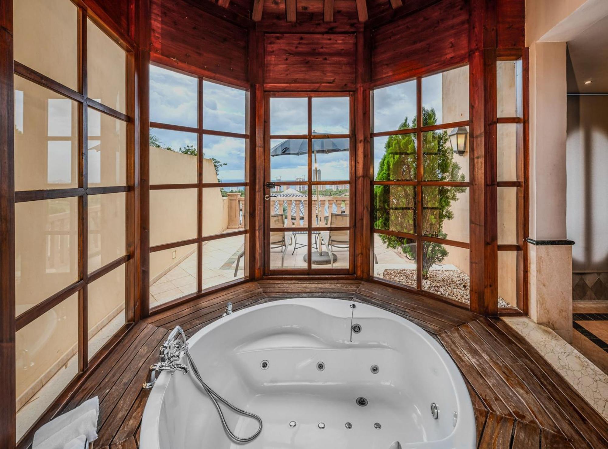 Penthouse The Level with Whirlpool