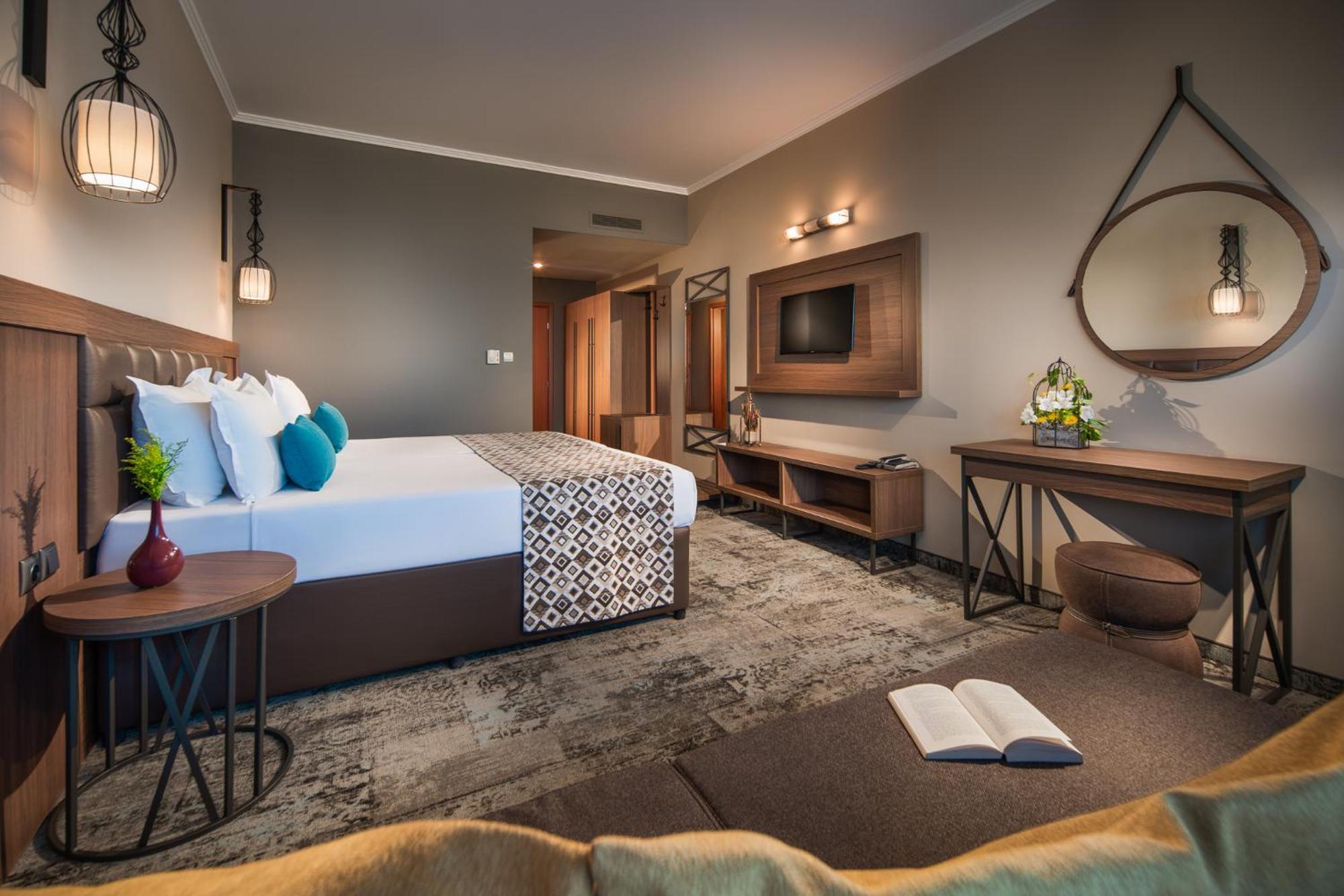 Deluxe Twin Room with Street View and Balcony - Free Pool Access & Free WiFI