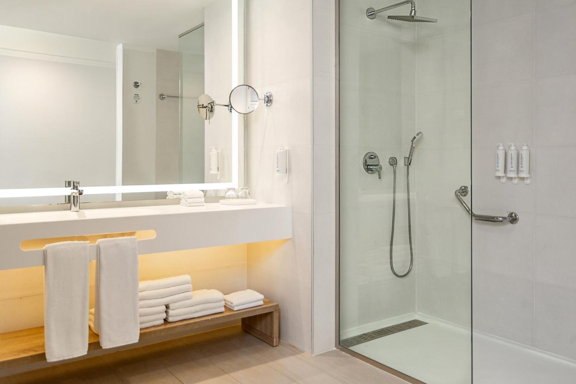2 Double Beds Deluxe Junior Suite SGL