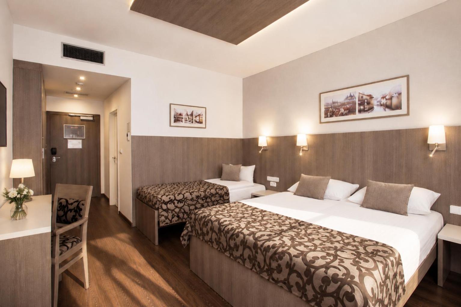 Deluxe Triple Room Water Sauna World Access