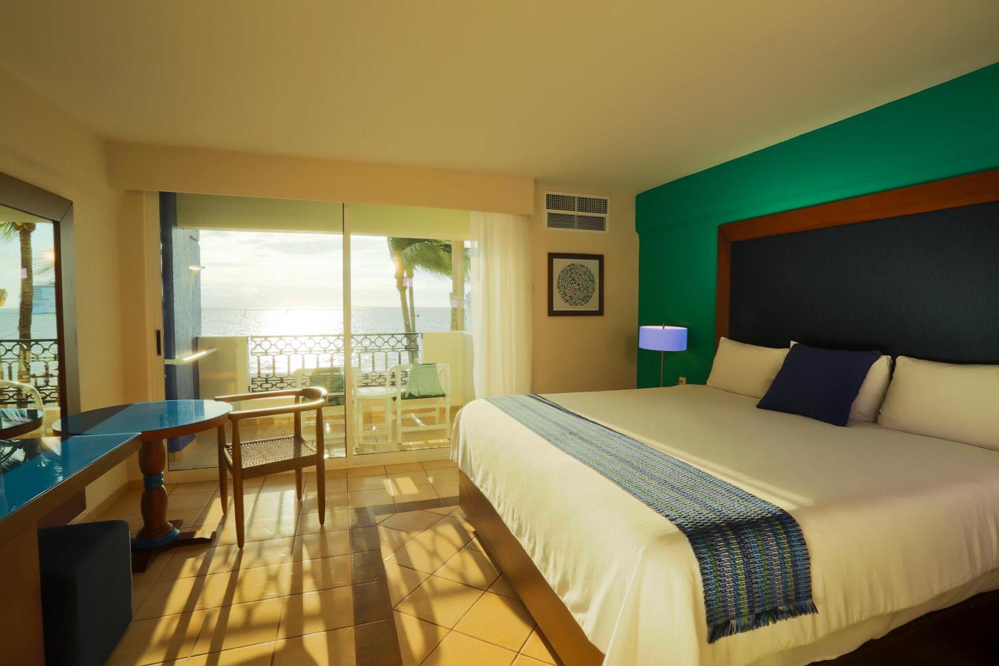 Ocean Front Deluxe Room,698792934:JPEG