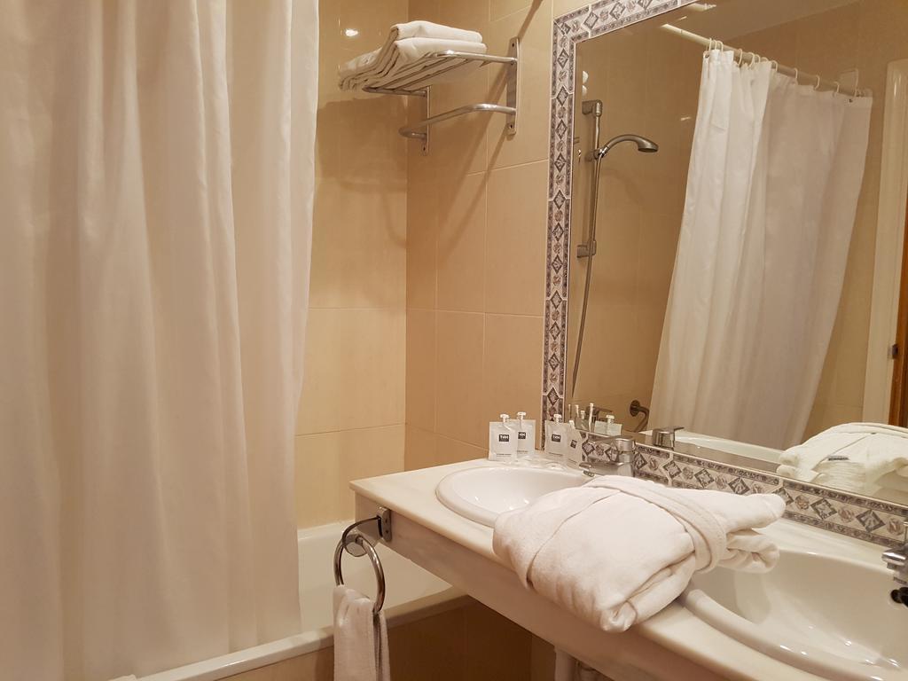 Double or Twin Room with Mountain View