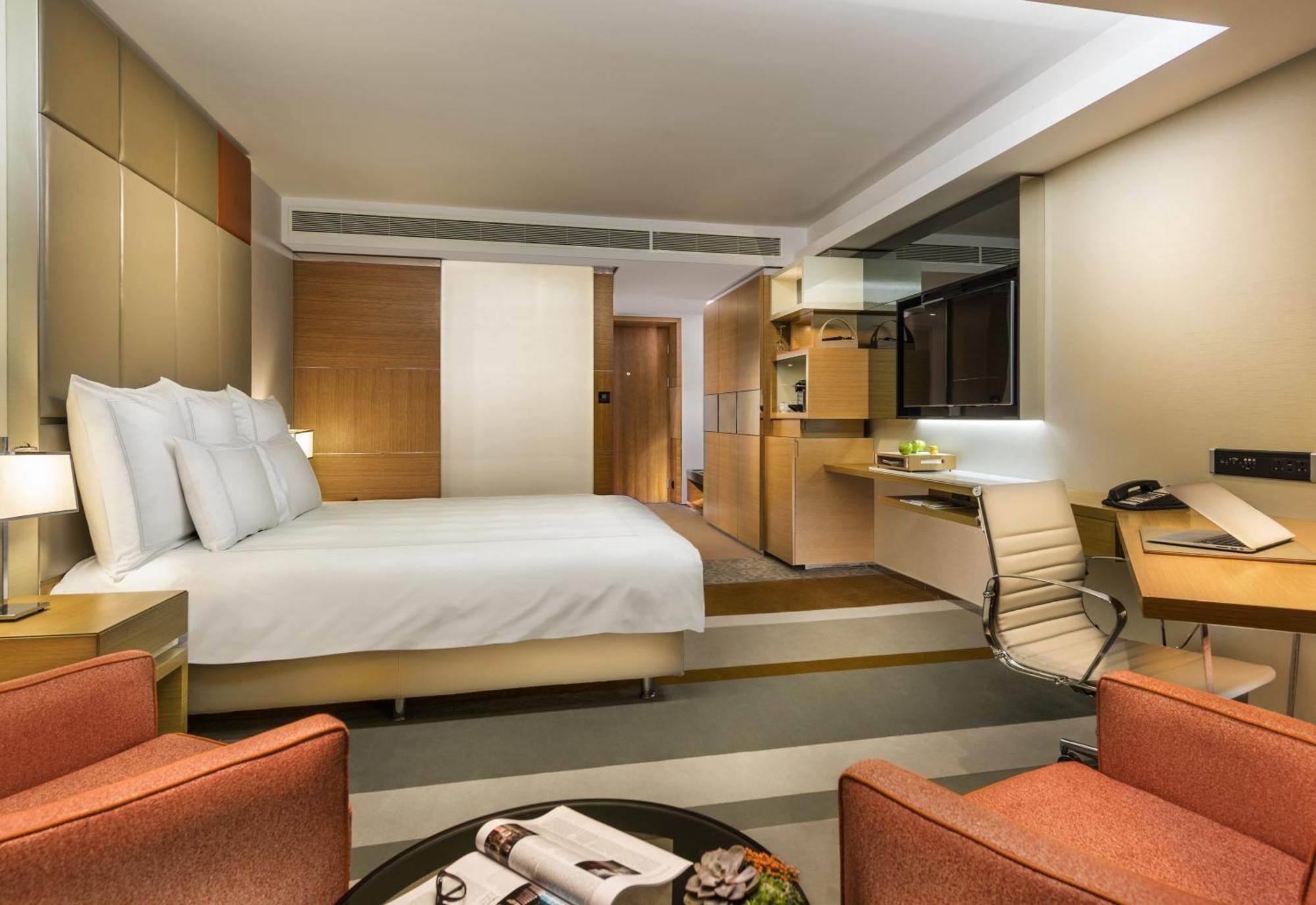 Swiss Advantage Zimmer mit Kingsize-Bett und Gartenblick