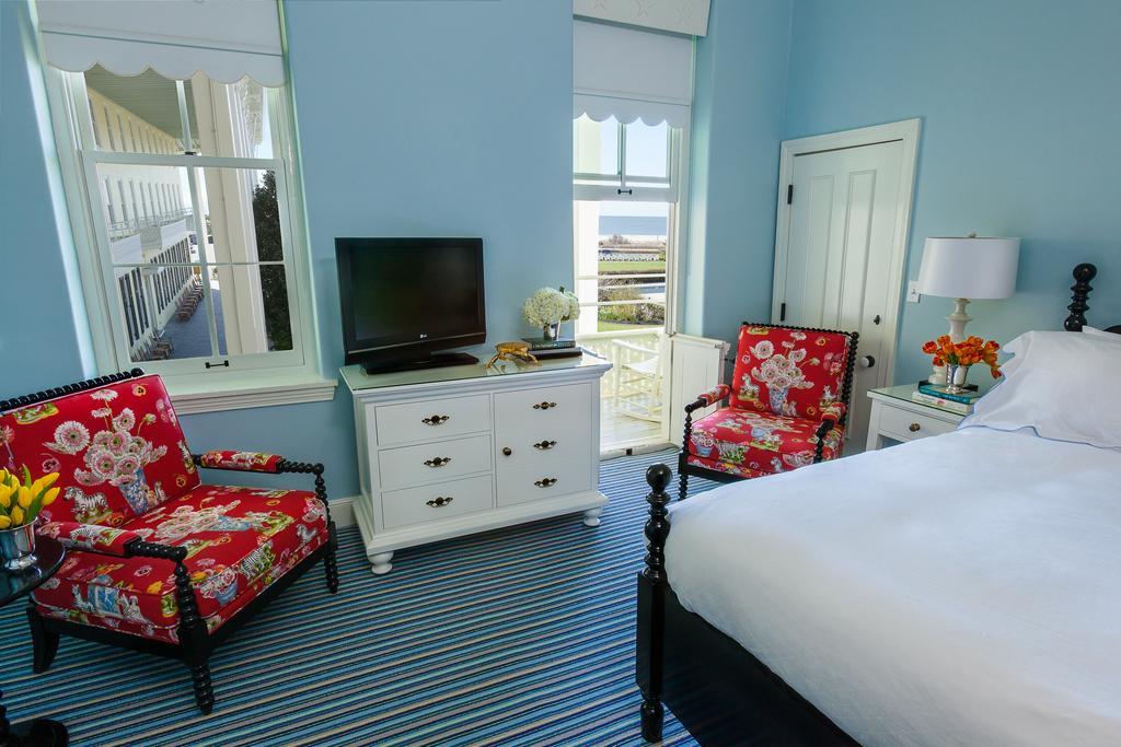 One King Bed with Balcony 