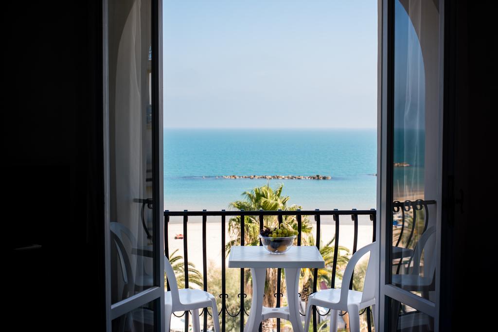 Camera Matrimoniale/Doppia con Letti Singoli con Balcone e Vista Mare