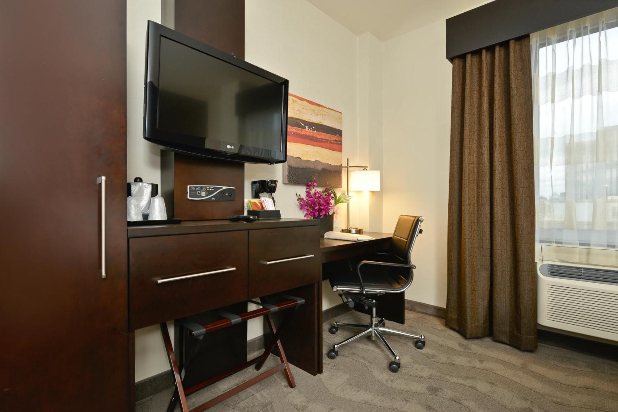 Chambre avec 2 Lits Doubles - Accessible aux Personnes à Mobilité Réduite - Douche Accessible en Fauteuil Roulant - Non-Fumeurs