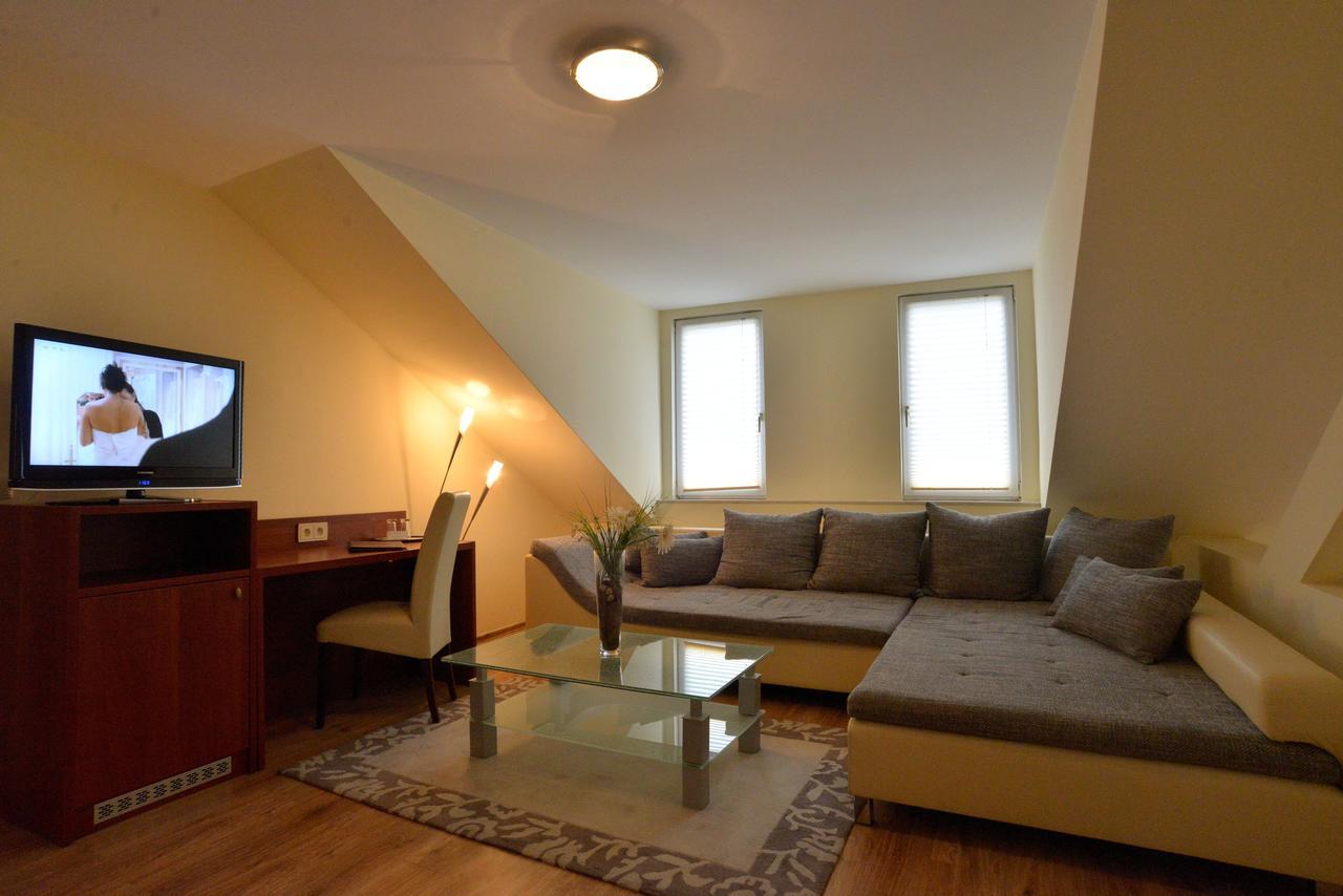Two-Bedroom Family Room,641775477:JPEG