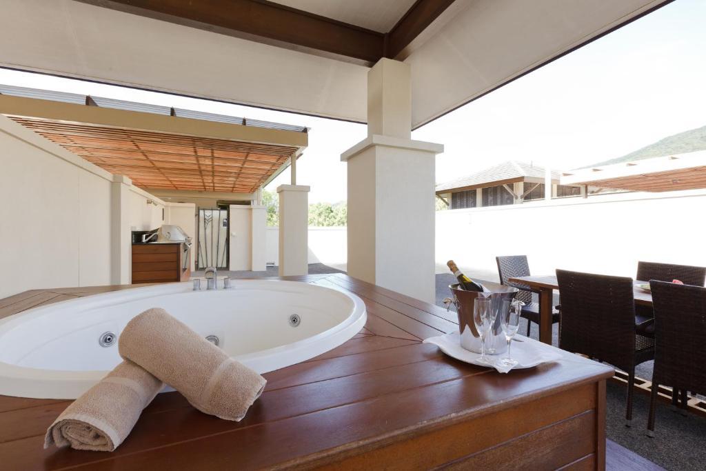 Two-Bedroom Rooftop Apartment with Spa