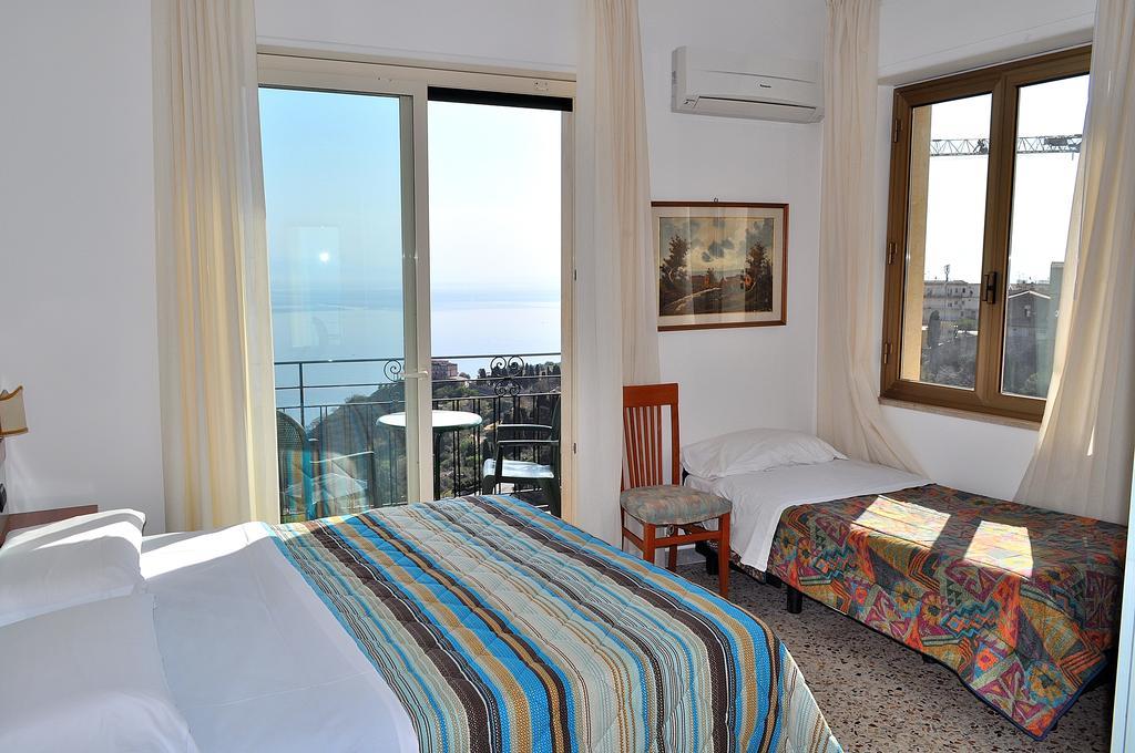 Chambre Double avec Lit d'Appoint - Vue sur Mer