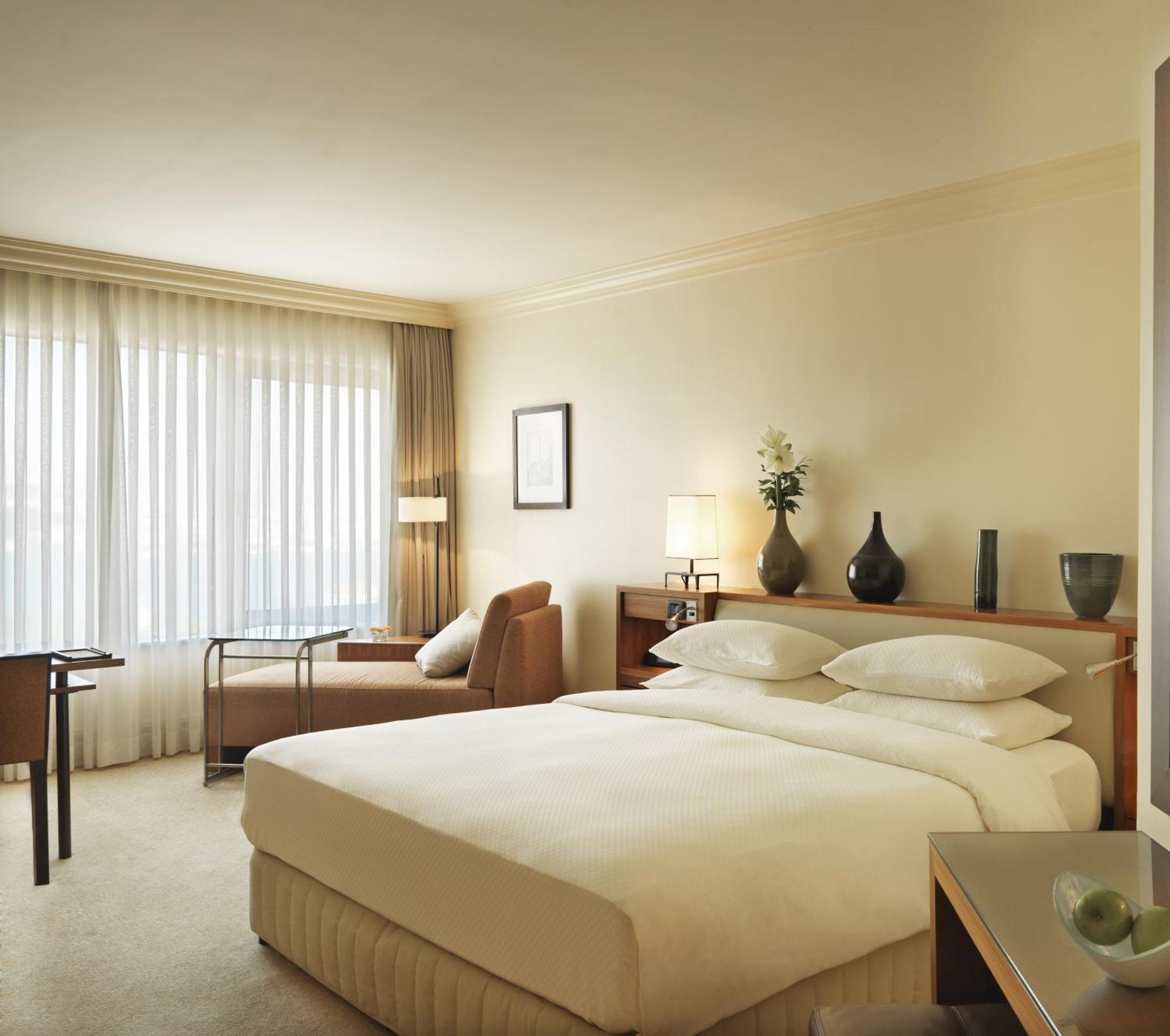 Zimmer mit Kingsize-Bett