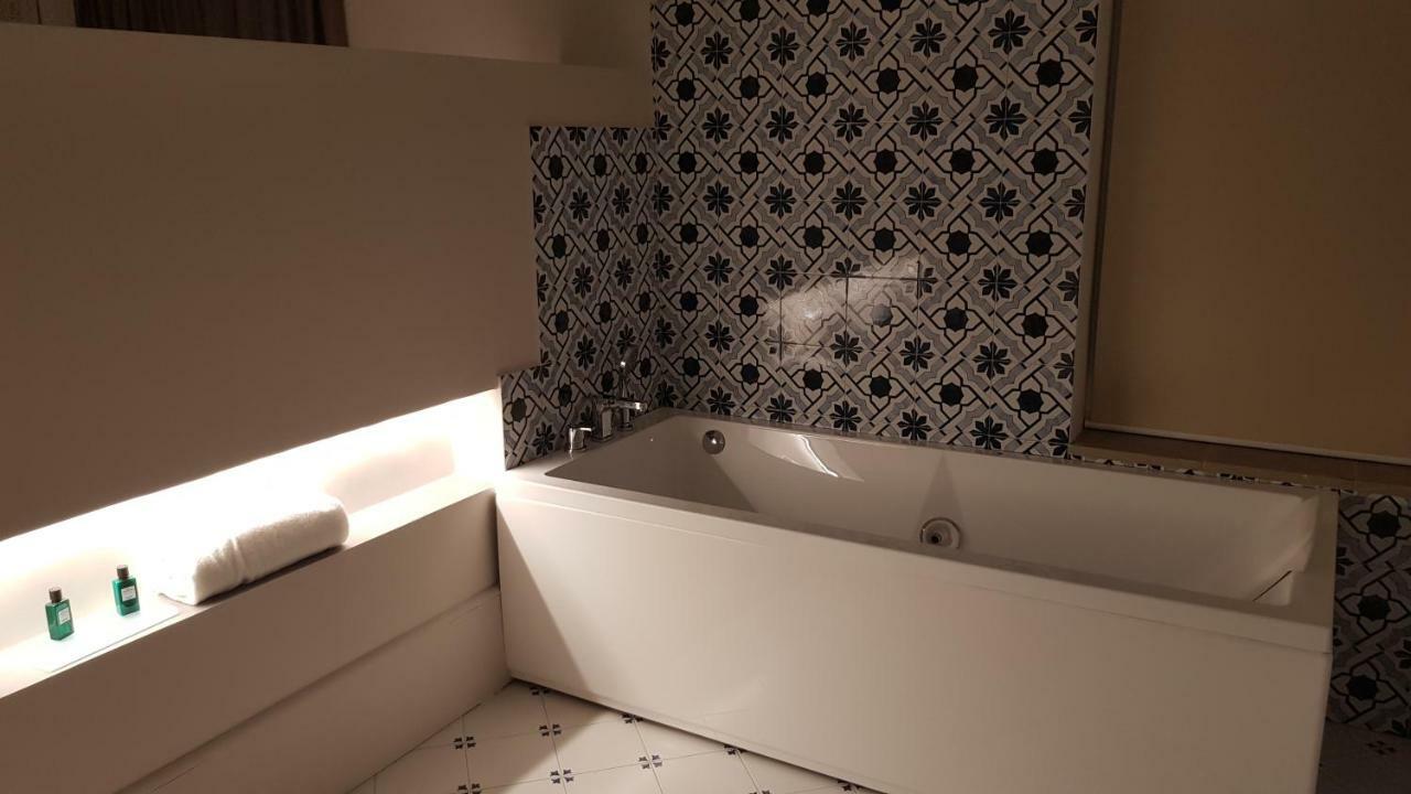 Queen Suite Spa Bath,789974397:JPEG