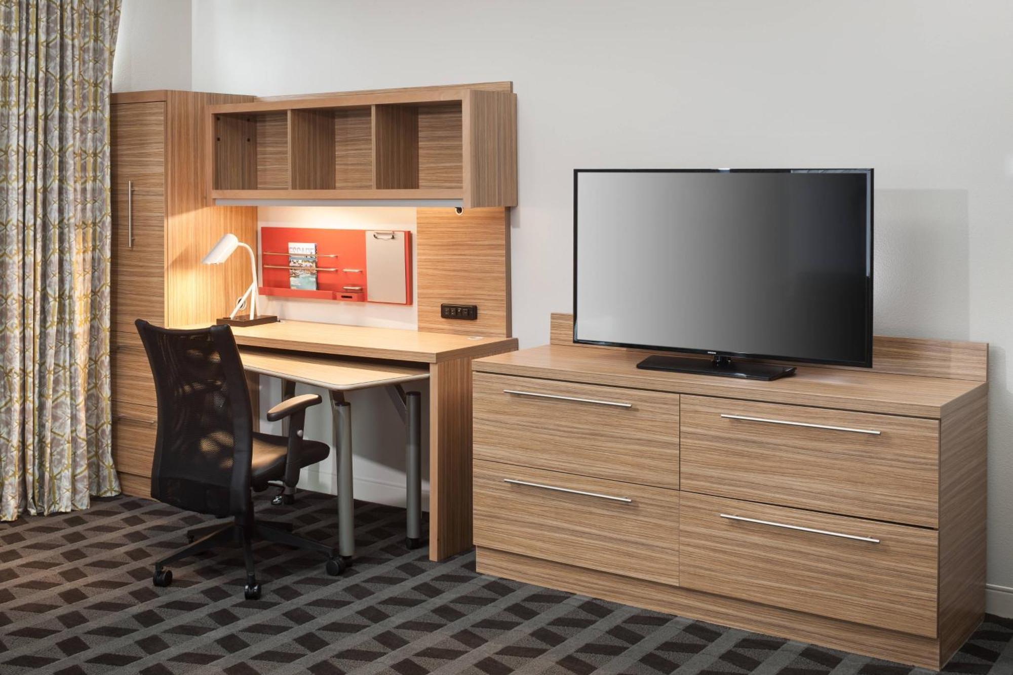 One-Bedroom Queen Suite