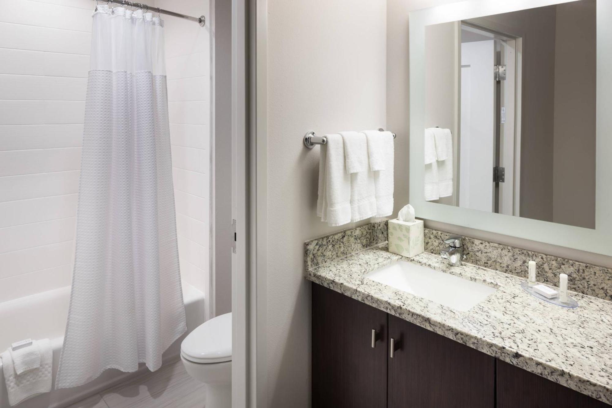 Deluxe Queen Suite