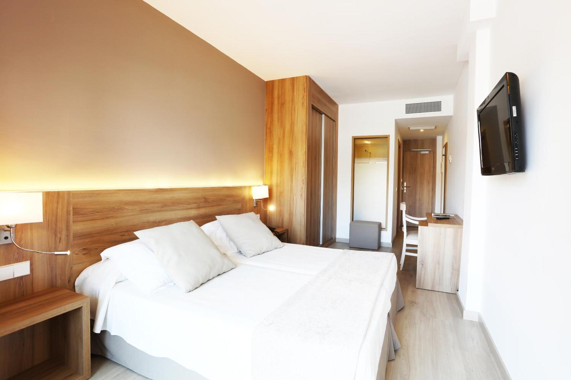Tweepersoonskamer met 2 Aparte Bedden en Balkon
