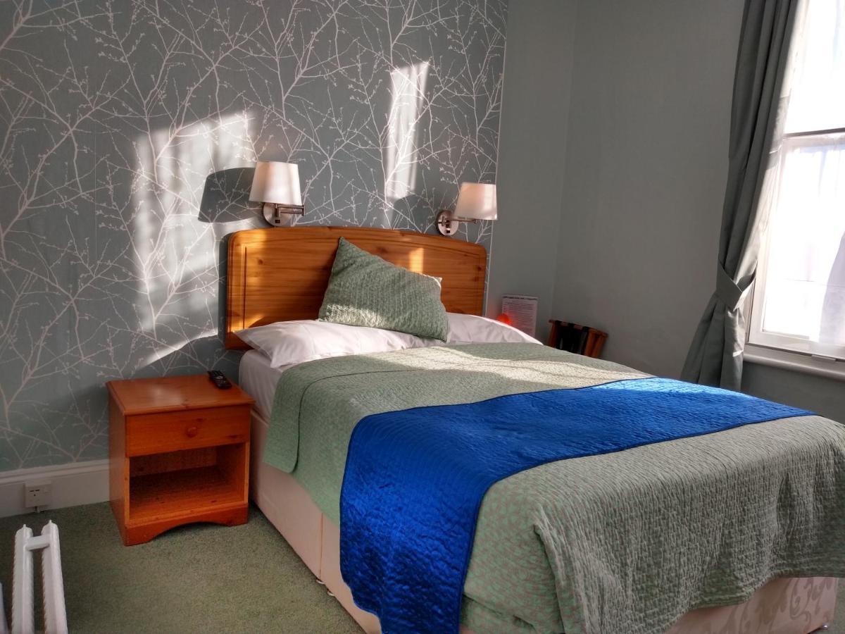 Standard Double Room Ensuite Bathroom,983585848:JPEG