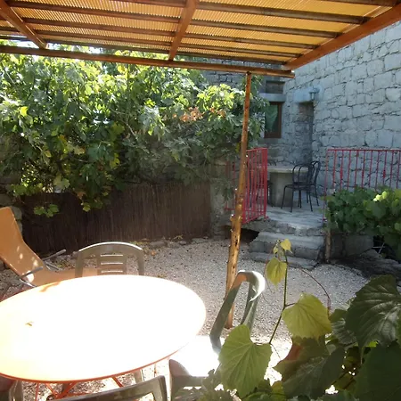 Gîte le MAGNAN, 50 m2, charme, nature, terrasse, piscine chauffée, sud Ardèche-2