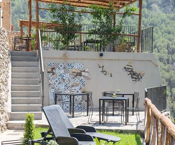 La villa: Il Giardino Dorato