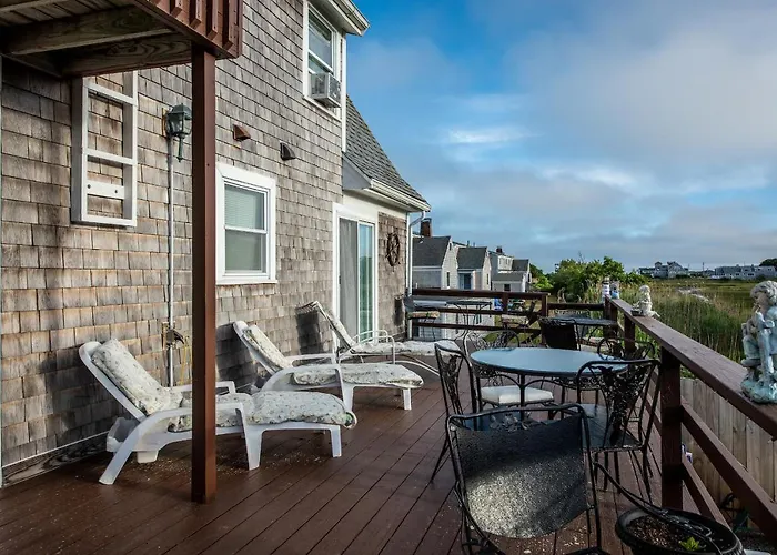 A Cape Cod Ocean Manor Inn