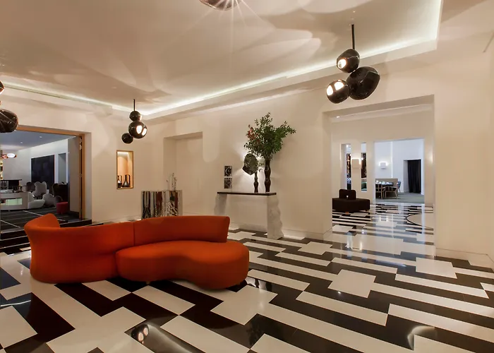 Pet Friendly hotel: Hotel Marignan Champs-Elysees