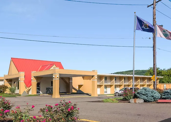 Econo Lodge Inn & Suites