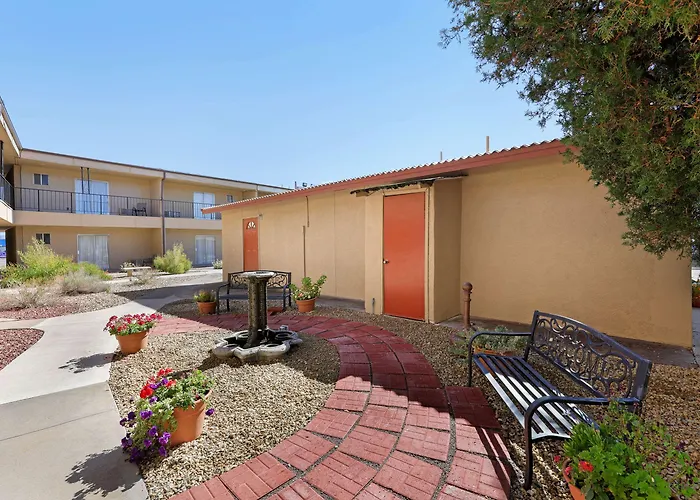 Hotel near College: Econo Lodge Inn & Suites Socorro