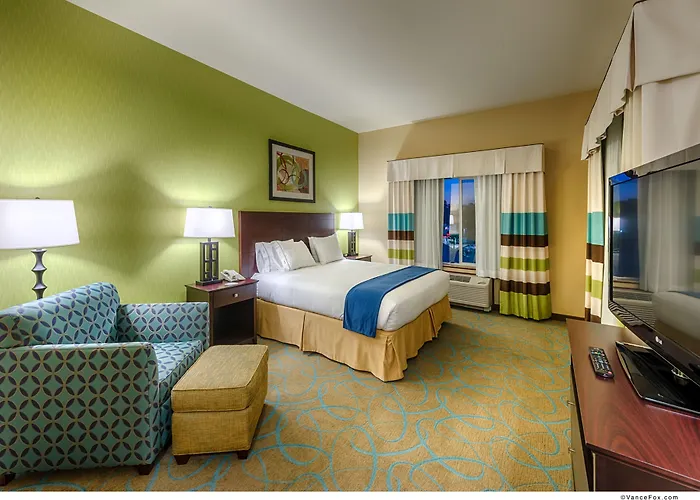 Dog friendly hotels Holiday Inn Express & Suites / Red Bluff - South Redding Area, An Ihg