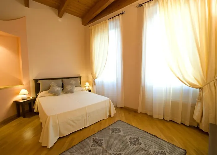 Piazza Azuni 18 Guest House