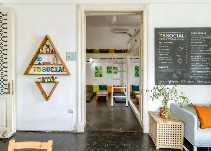 Hostel: T5 Social