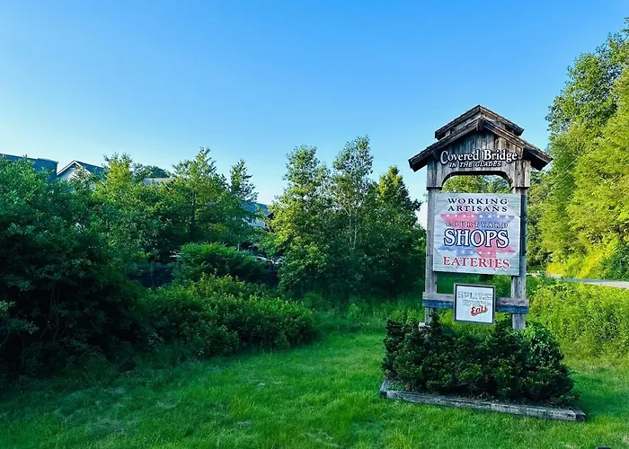 Hotel near College: Rustic Ridge 01