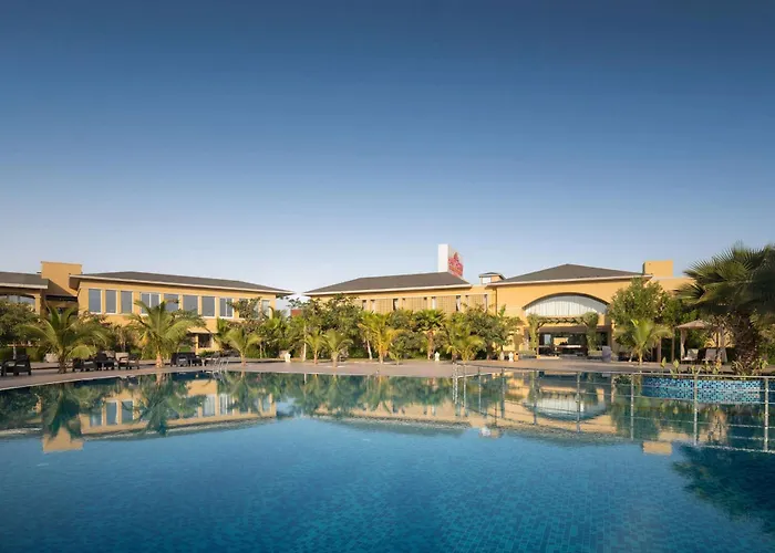 Hotel with pool: Hawthorn Suites By Wyndham Dwarka